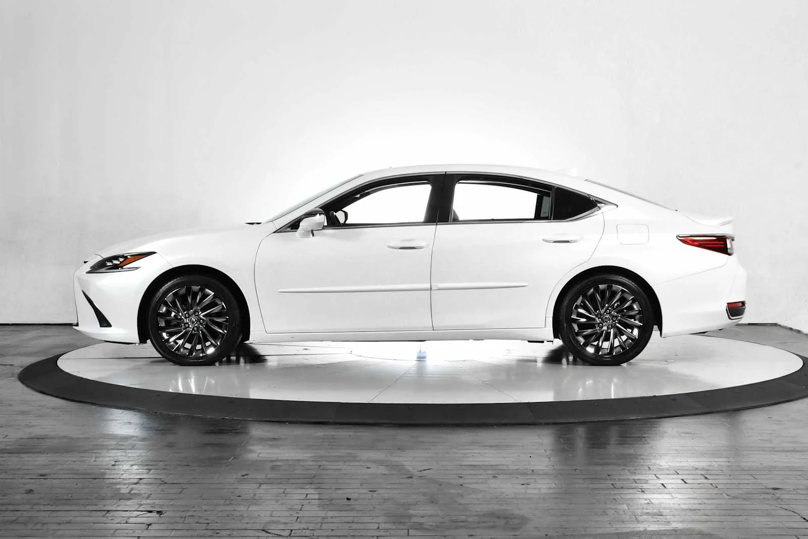 Certified Used 2024 EMINENT WHITE PEARL Lexus Ultra Luxury image 2