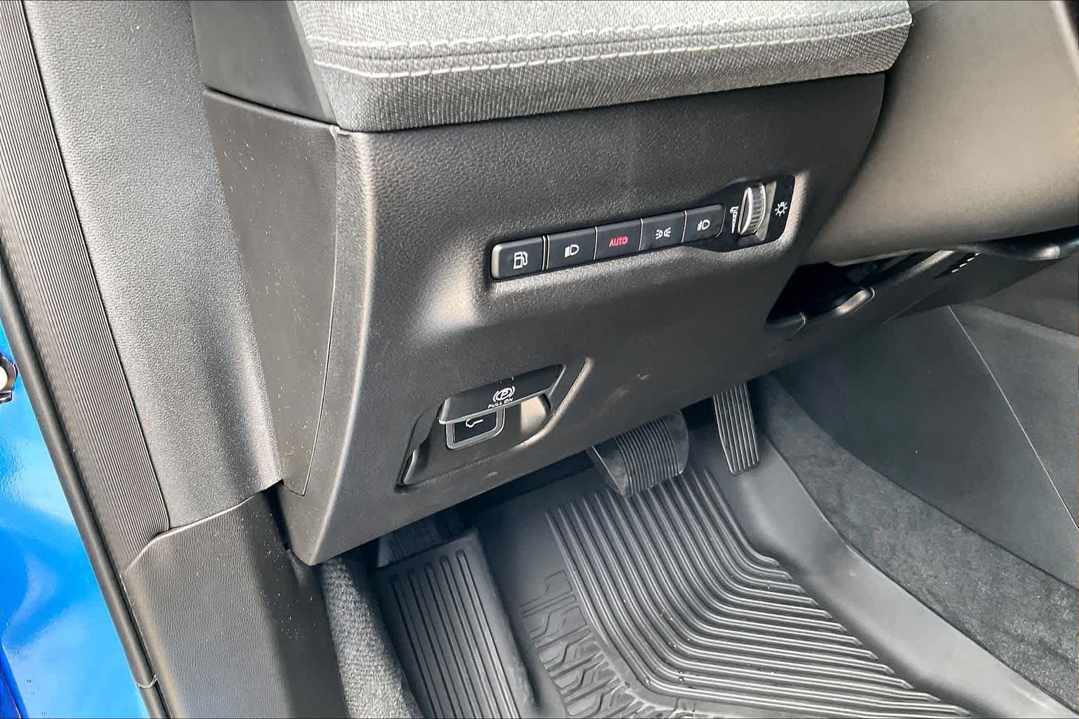 New 2026 Hydro Blue Pearl-Coat Exterior Paint Jeep Laredo image 18