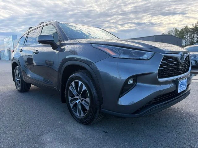Used 2022 Gray Toyota XLE image 3