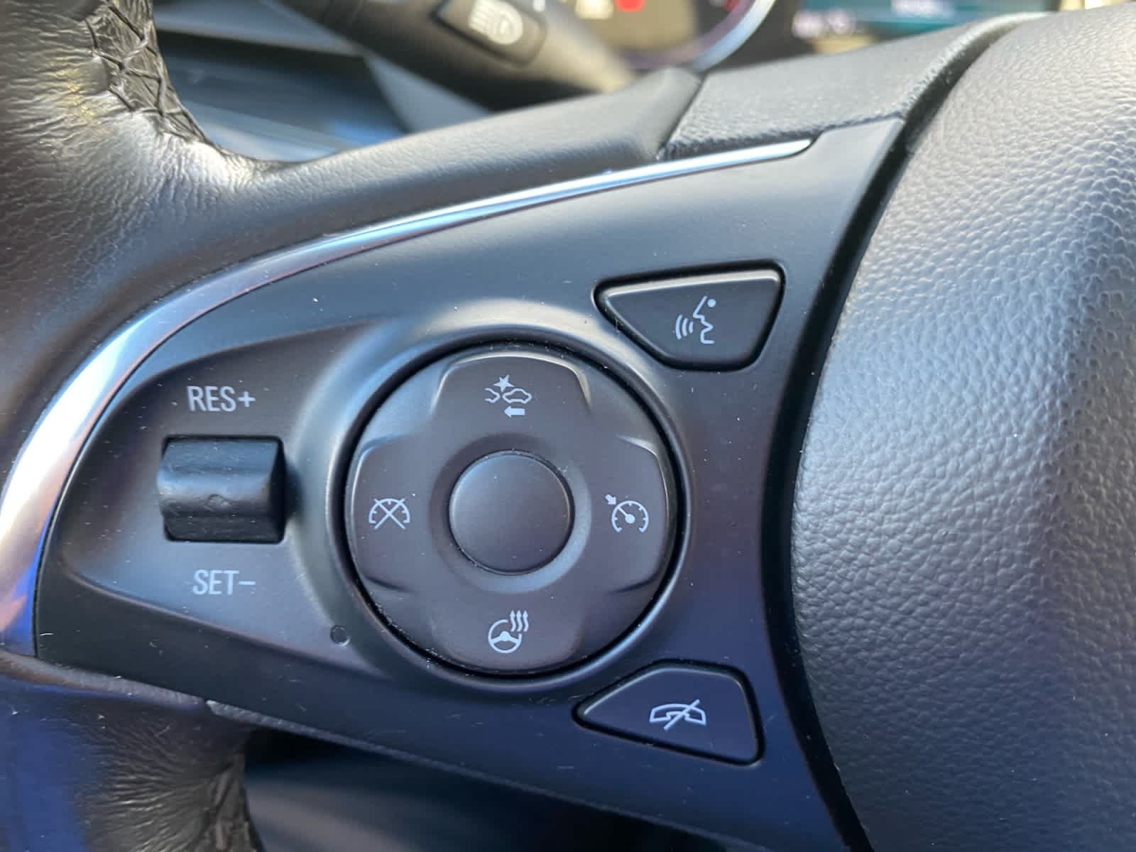 Used 2018 Includes Spectra Gray lower exterior accent color.) Buick Premium image 26