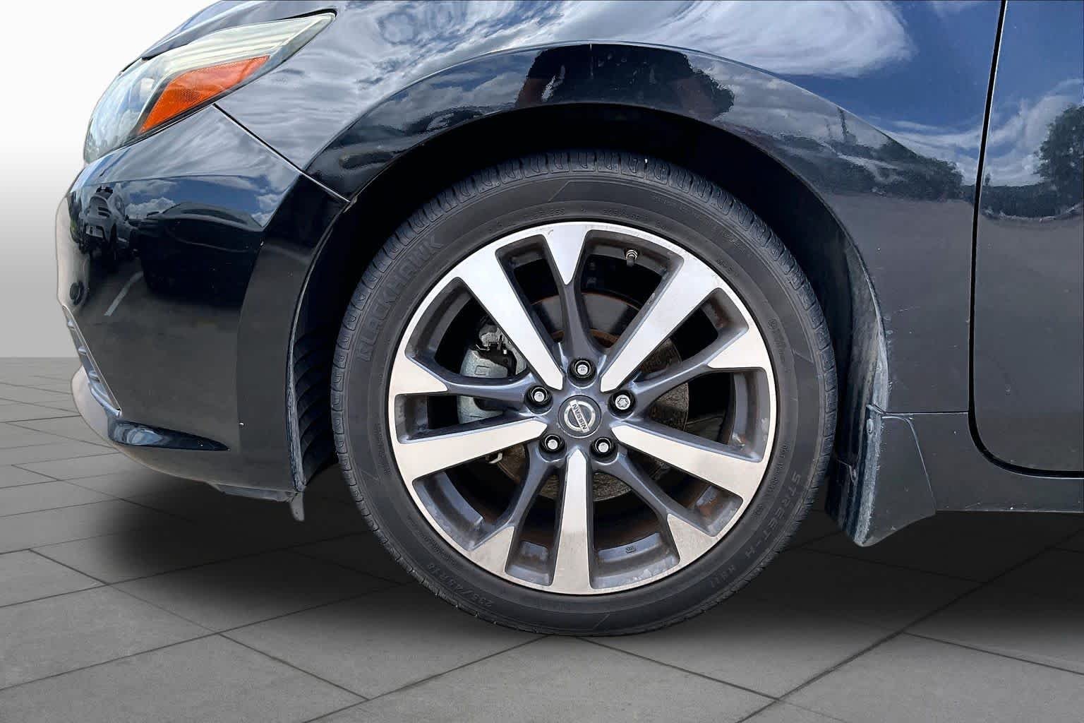 Used 2016 Super Black Nissan 2.5 SR image 10
