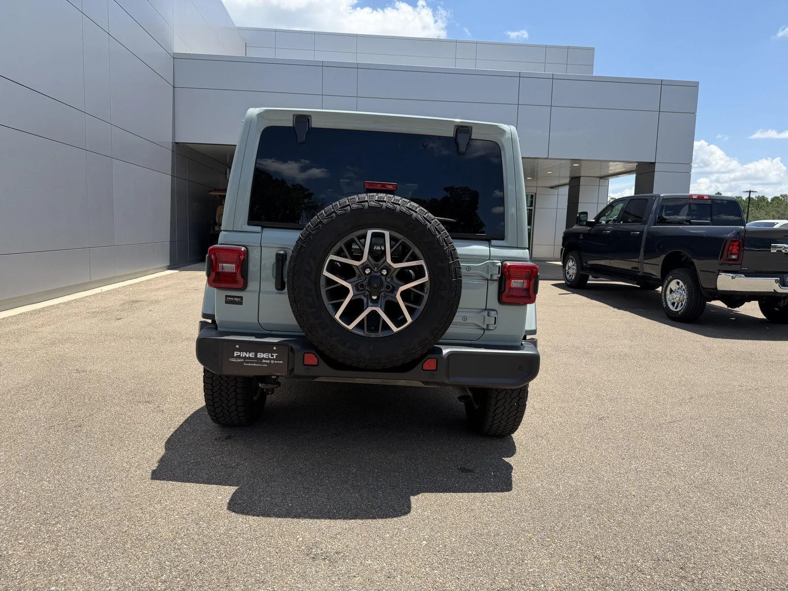Used 2024 Earl Clearcoat Jeep Sahara image 5
