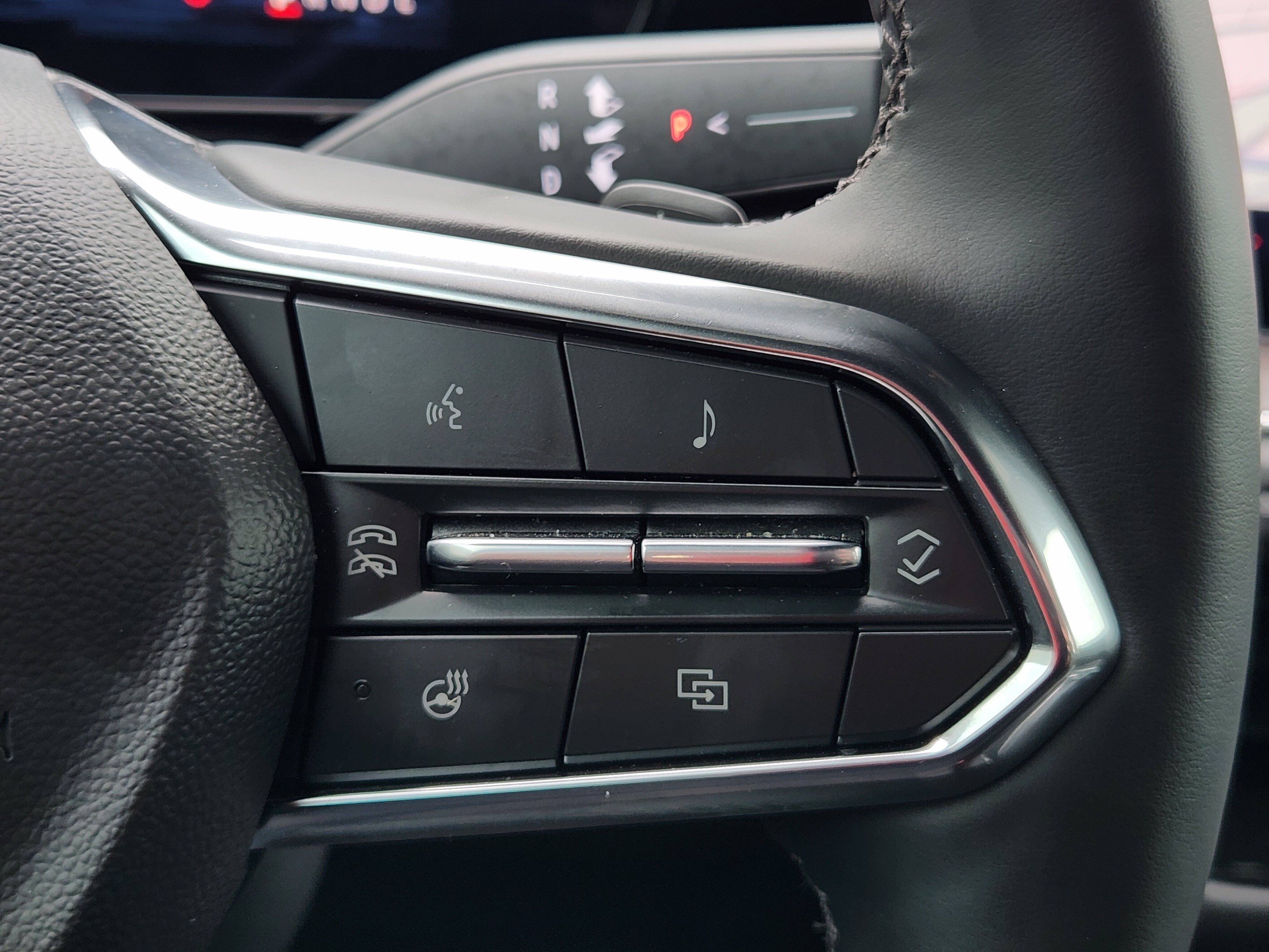 Used 2025 Summit White Chevrolet LT image 31