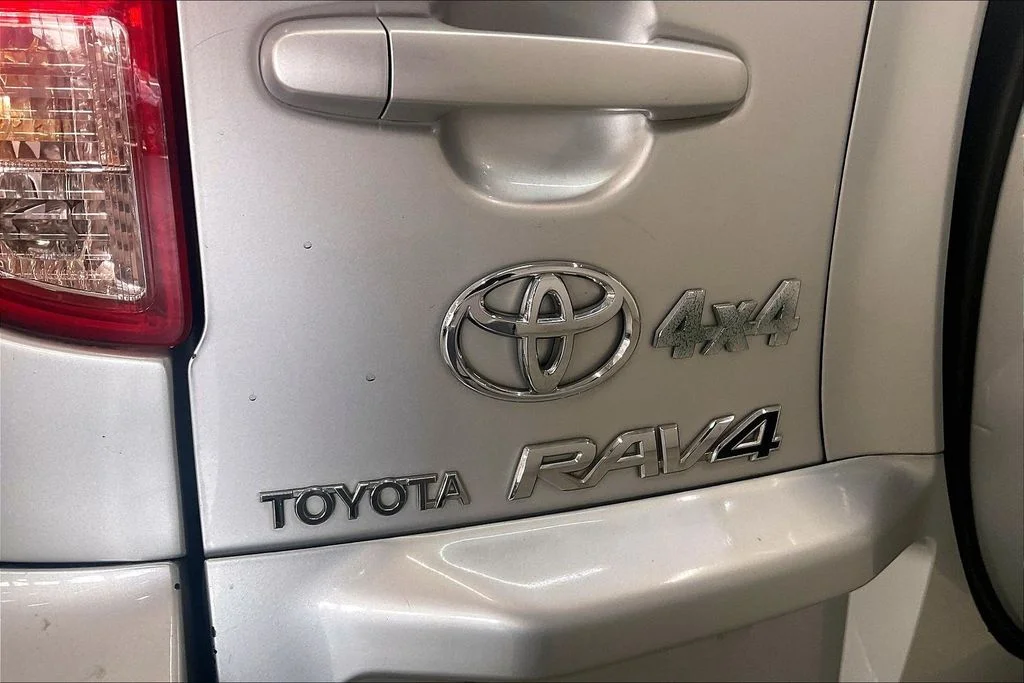 Used 2008 Silver Toyota Sport image 31