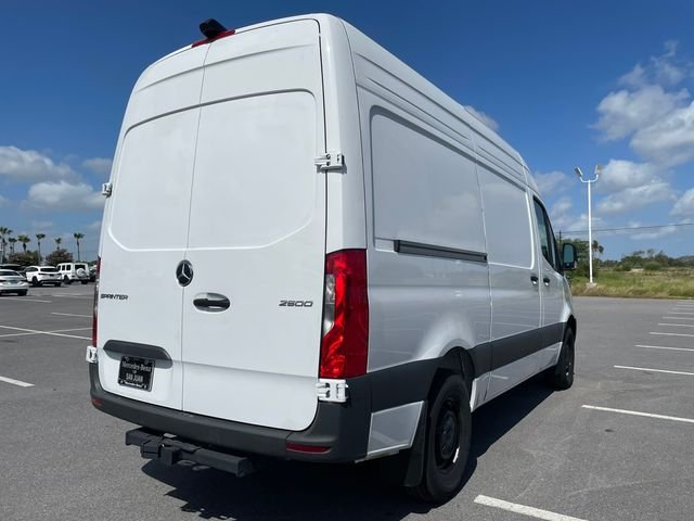 New 2025 Arctic+White Mercedes-Benz Cargo 144 WB image 29