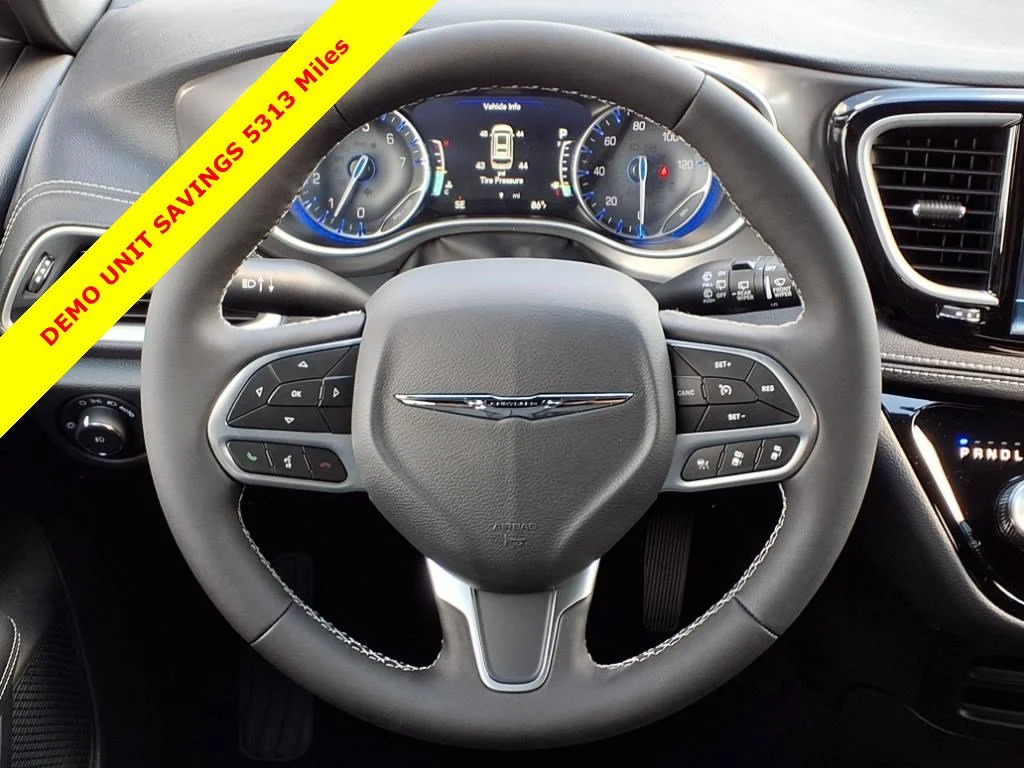 2026 Chrysler Pacifica Select - Photo 10