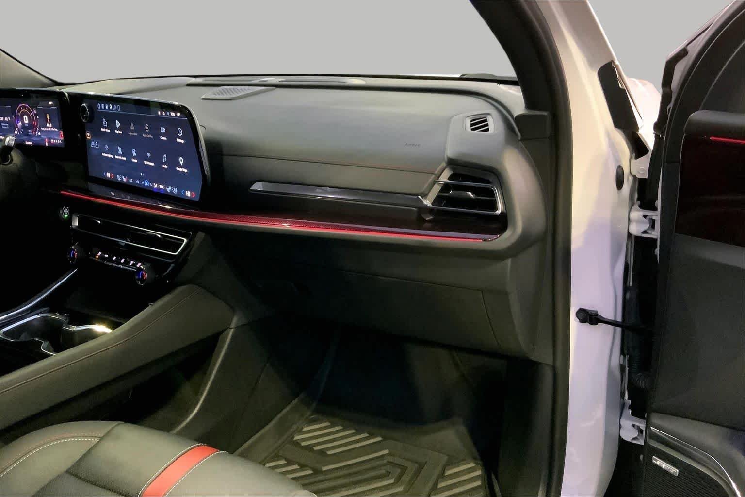 Used 2024 Iridescent Pearl Tricoat Chevrolet FWD RS image 16