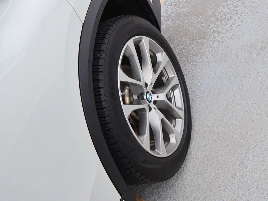 Used 2024 Mineral White Metallic BMW xDrive40i image 42