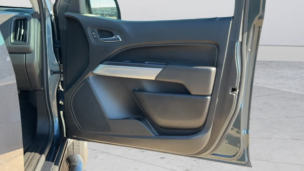 Used 2019 SHADOW GRAY METALLIC Chevrolet 2WD LT image 22