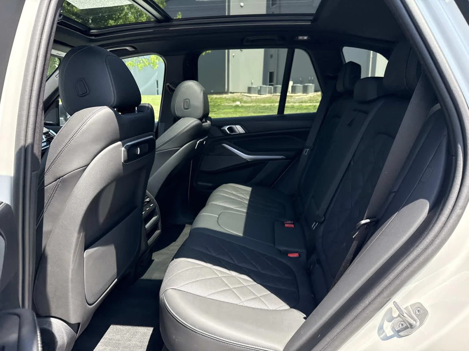 Used 2024 Alpine White BMW xDrive40i image 15