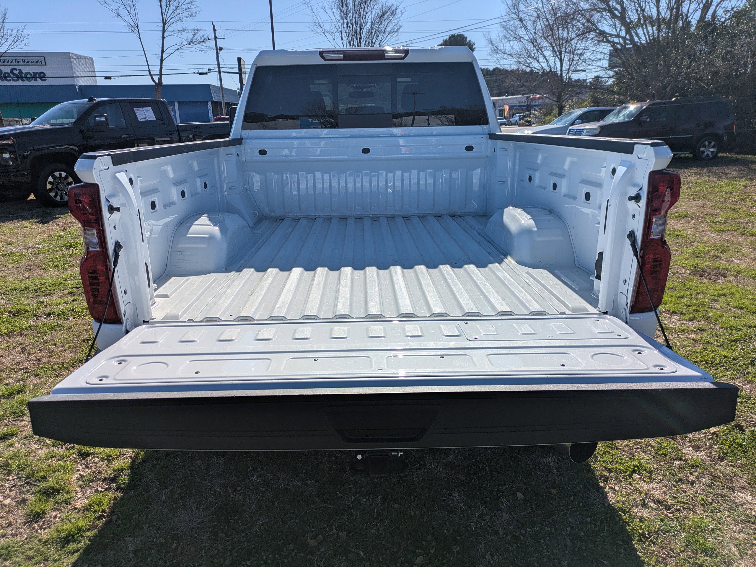Used 2025 Summit White Chevrolet LT image 13