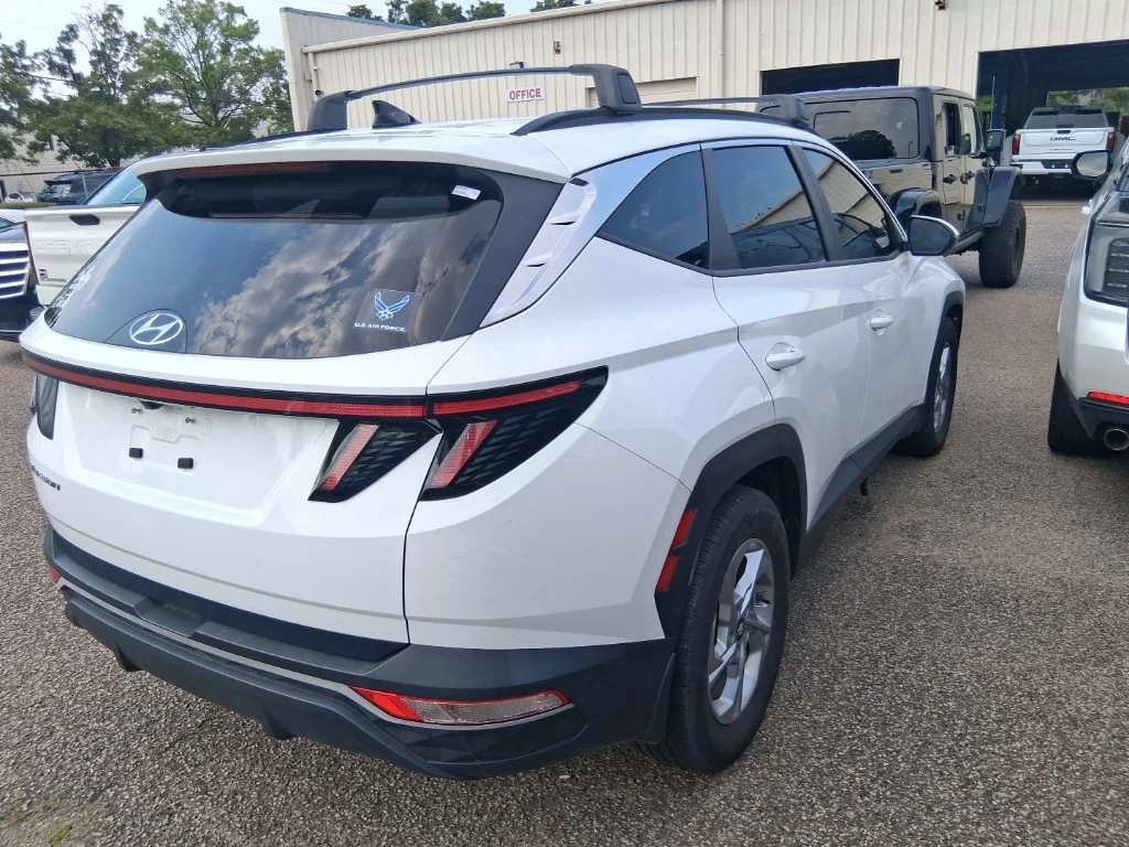 Used 2023 White Hyundai SEL image 4