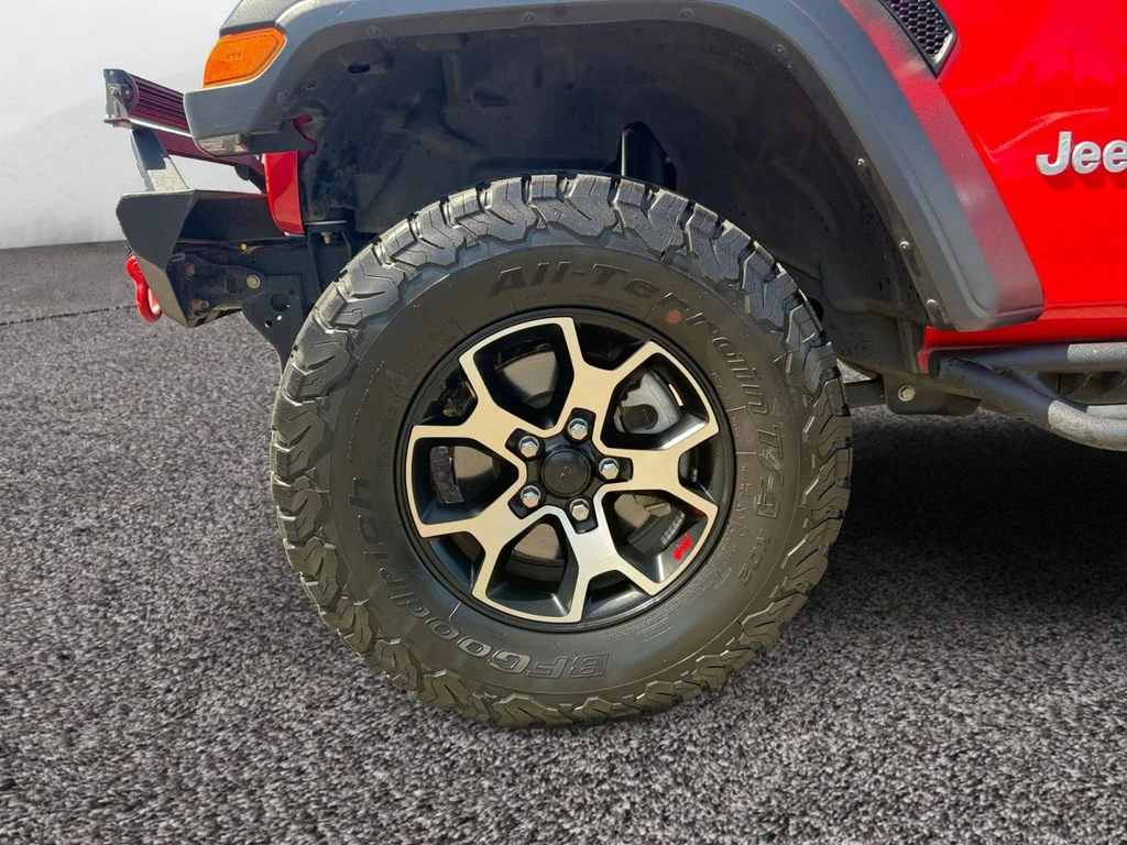 Used 2019 Red Jeep Sport S image 9
