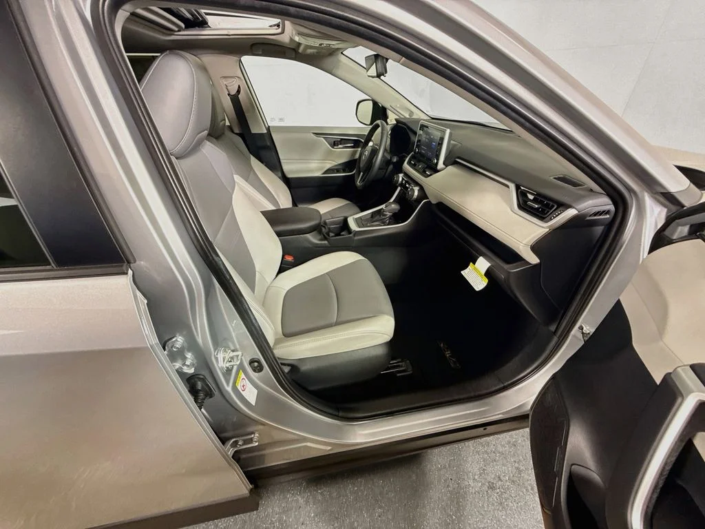 Certified Used 2019 Silver Sky Metallic Toyota XLE Premium image 27