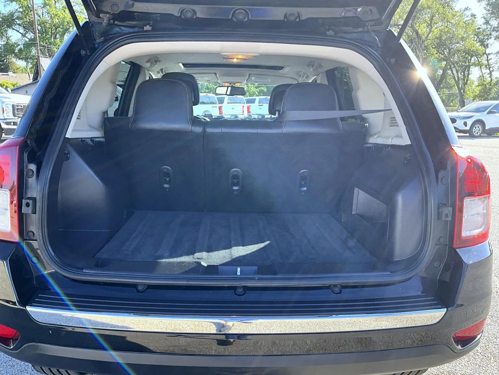 Used 2015 Black Jeep Altitude image 9