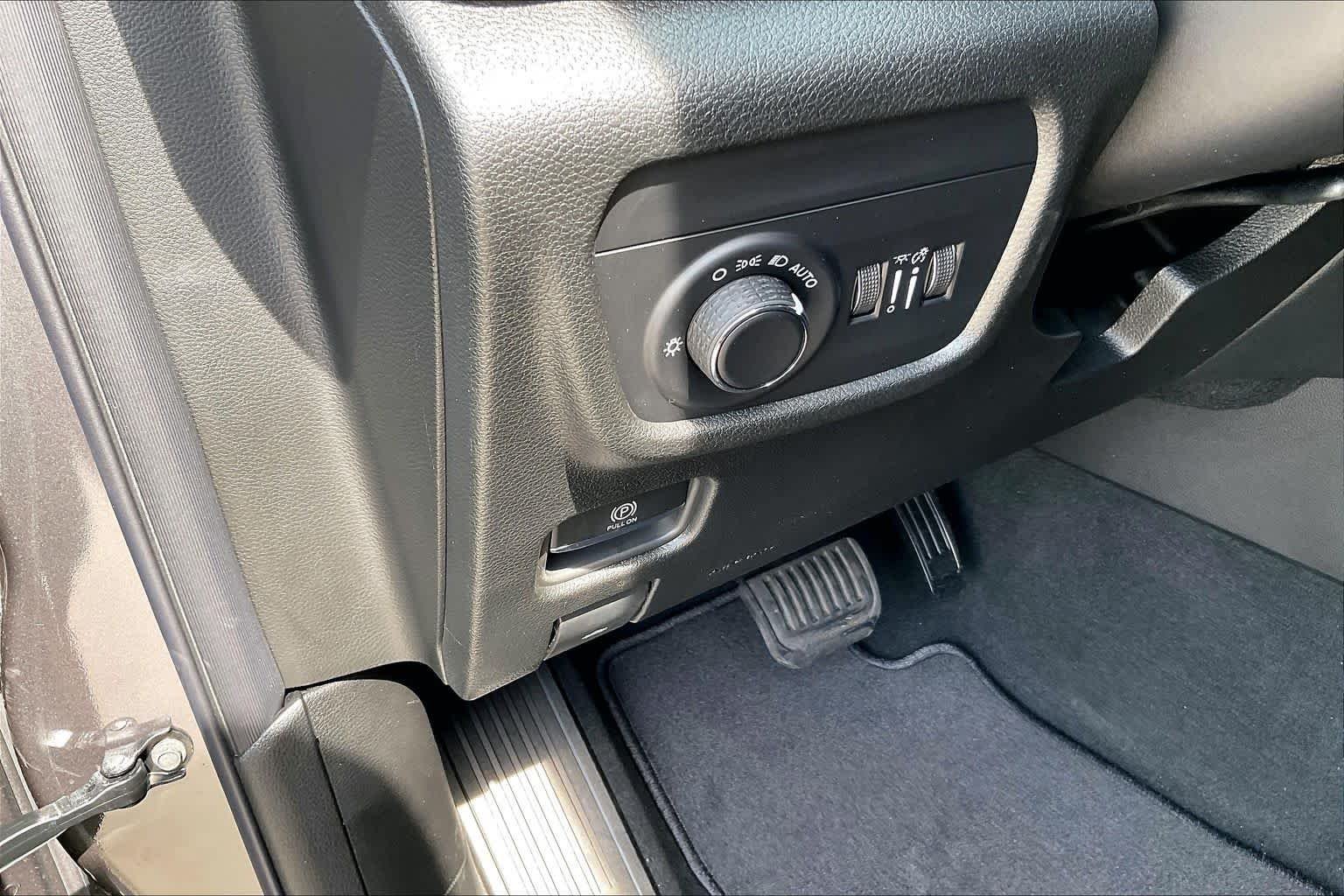 New 2026 Baltic Gray Metallic Clear-Coat Exterior Paint Jeep Laredo X image 17