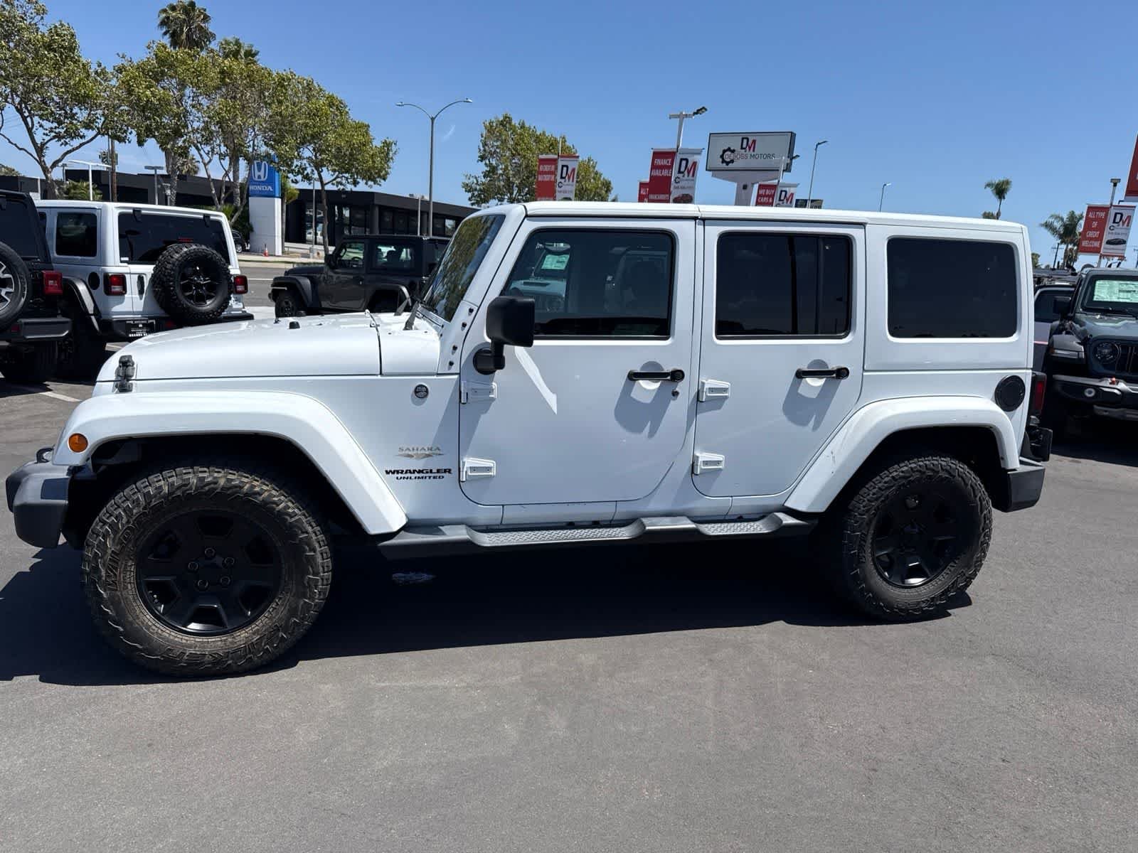 Used 2014 Bright White Clearcoat Jeep Sahara image 23