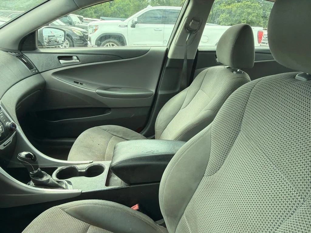 Used 2011 Gray Hyundai GLS image 11