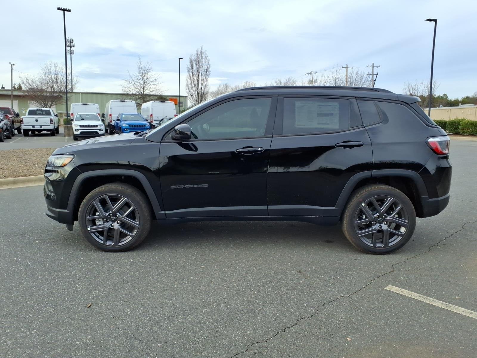 New 2026 Diamond Black Crystal Pearl-Coat Exterior Paint Jeep Latitude Altitude image 28