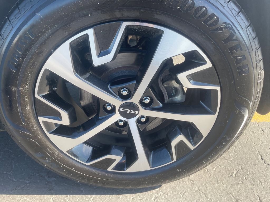 Used 2025 Snow White Pearl Kia EX image 23