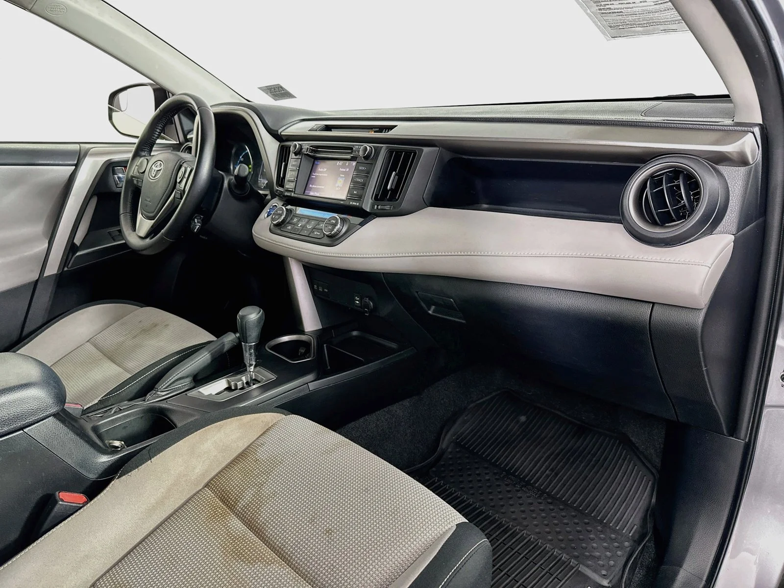 Used 2017 Silver Toyota XLE image 27