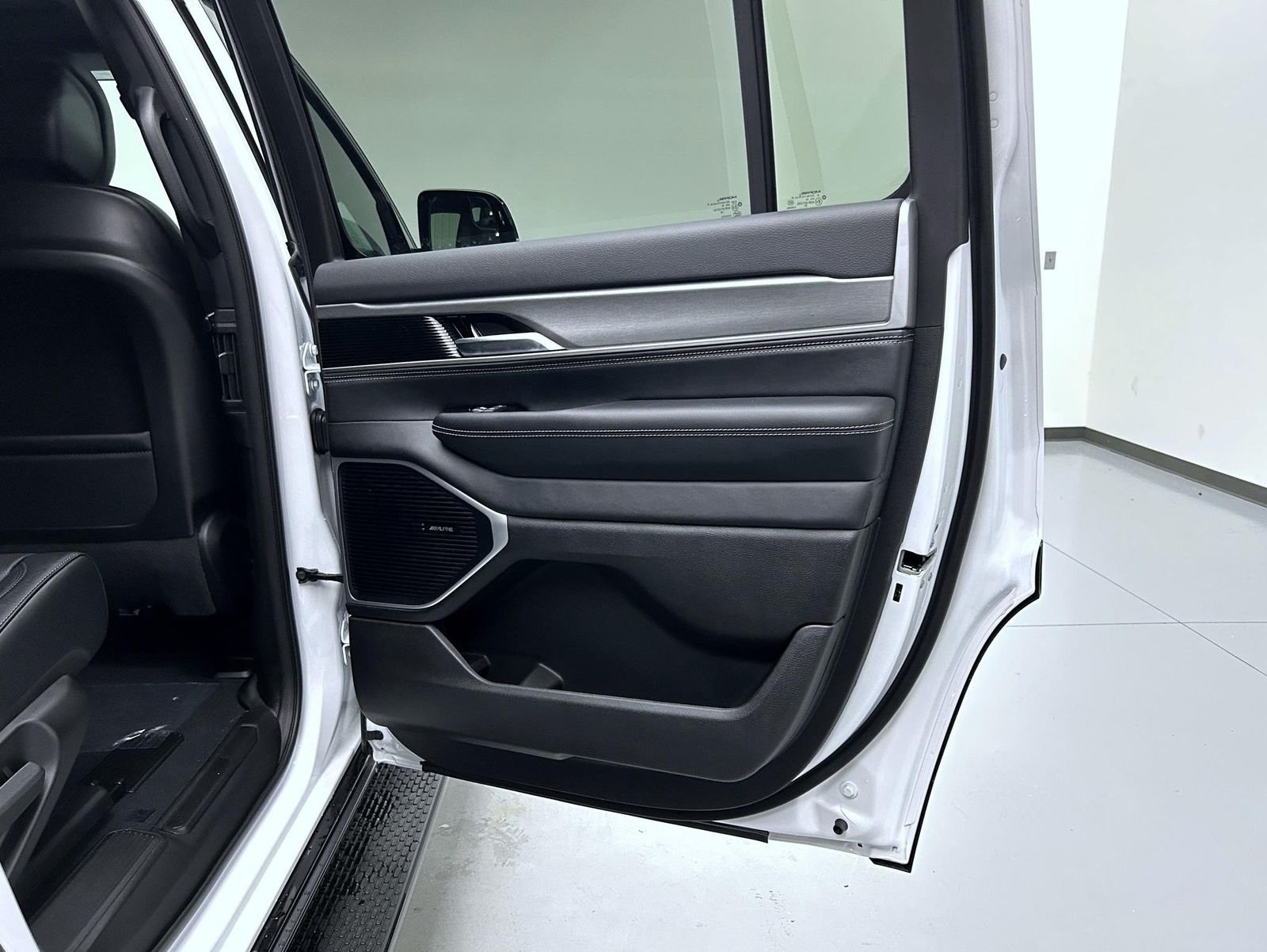 New 2026 Bright White Clear-Coat Exterior Paint Jeep Upland image 17