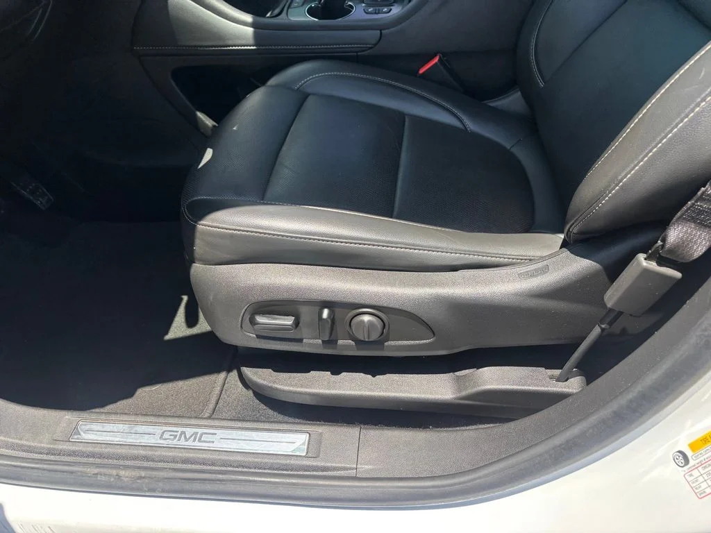 Used 2023 White GMC SLT image 21