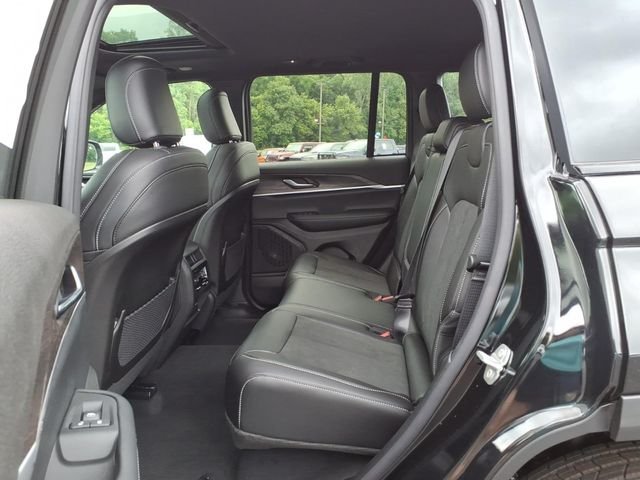 New 2026 Diamond Black Crystal Pearl-Coat Exterior Paint Jeep Altitude image 29