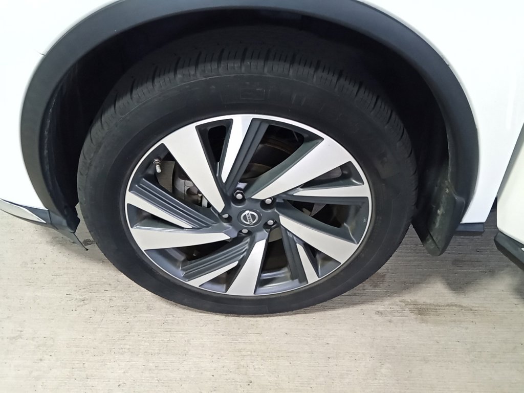 Used 2018 Pearl White Nissan Platinum image 17