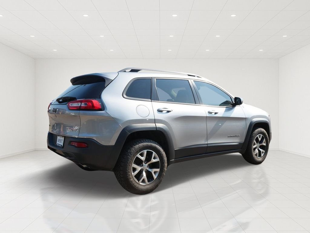 Used 2017 Silver Jeep Trailhawk image 6
