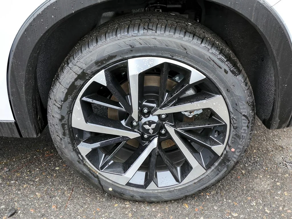 New 2025 White Diamond Mitsubishi SE image 27