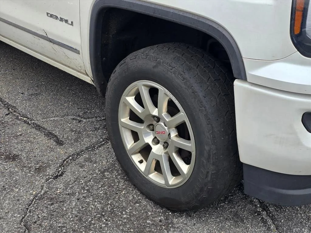 Used 2018 WHITE FROST TRICOAT GMC Denali image 17