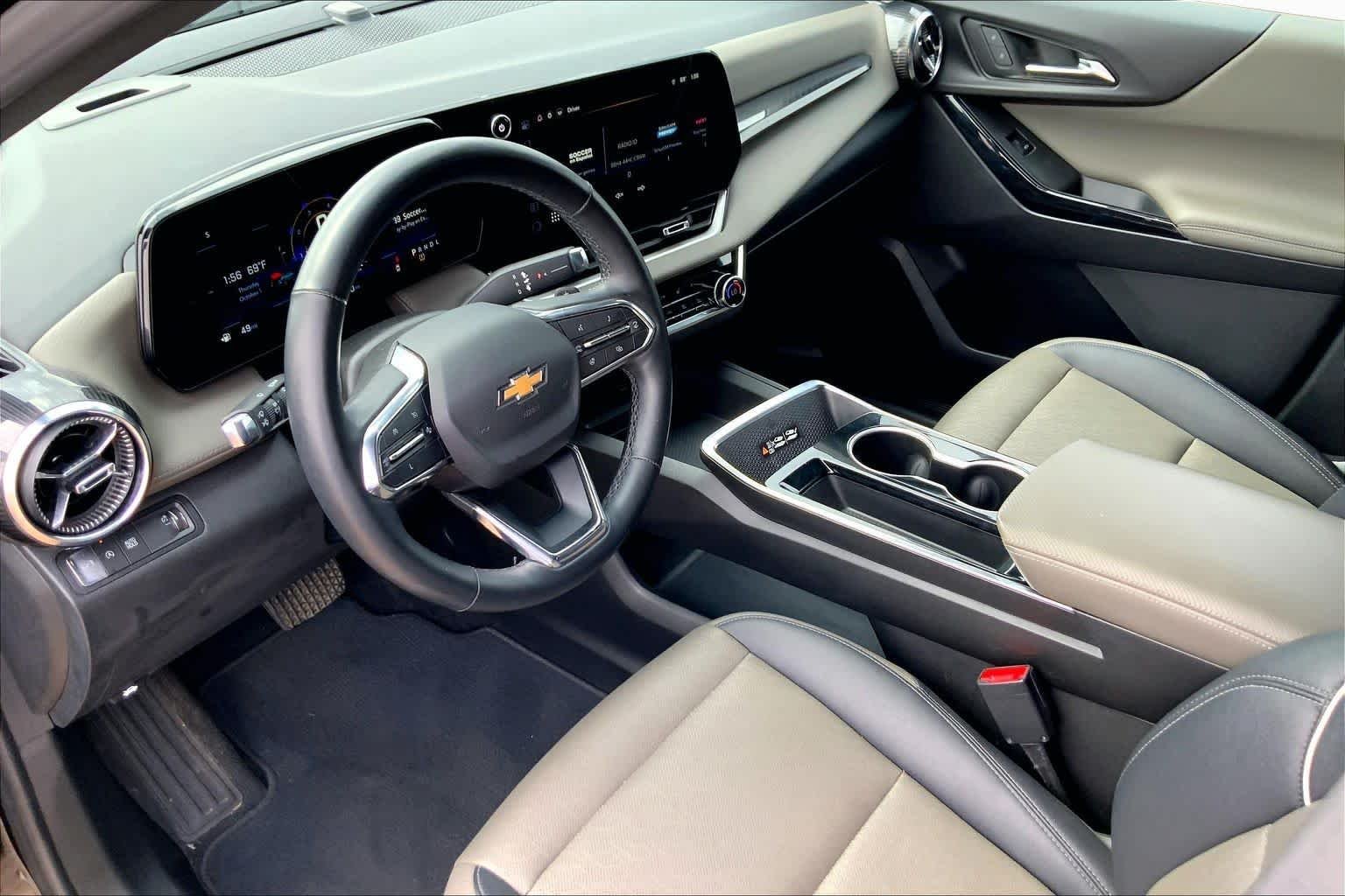 Used 2025 Mosaic Black Metallic Chevrolet FWD LT image 18