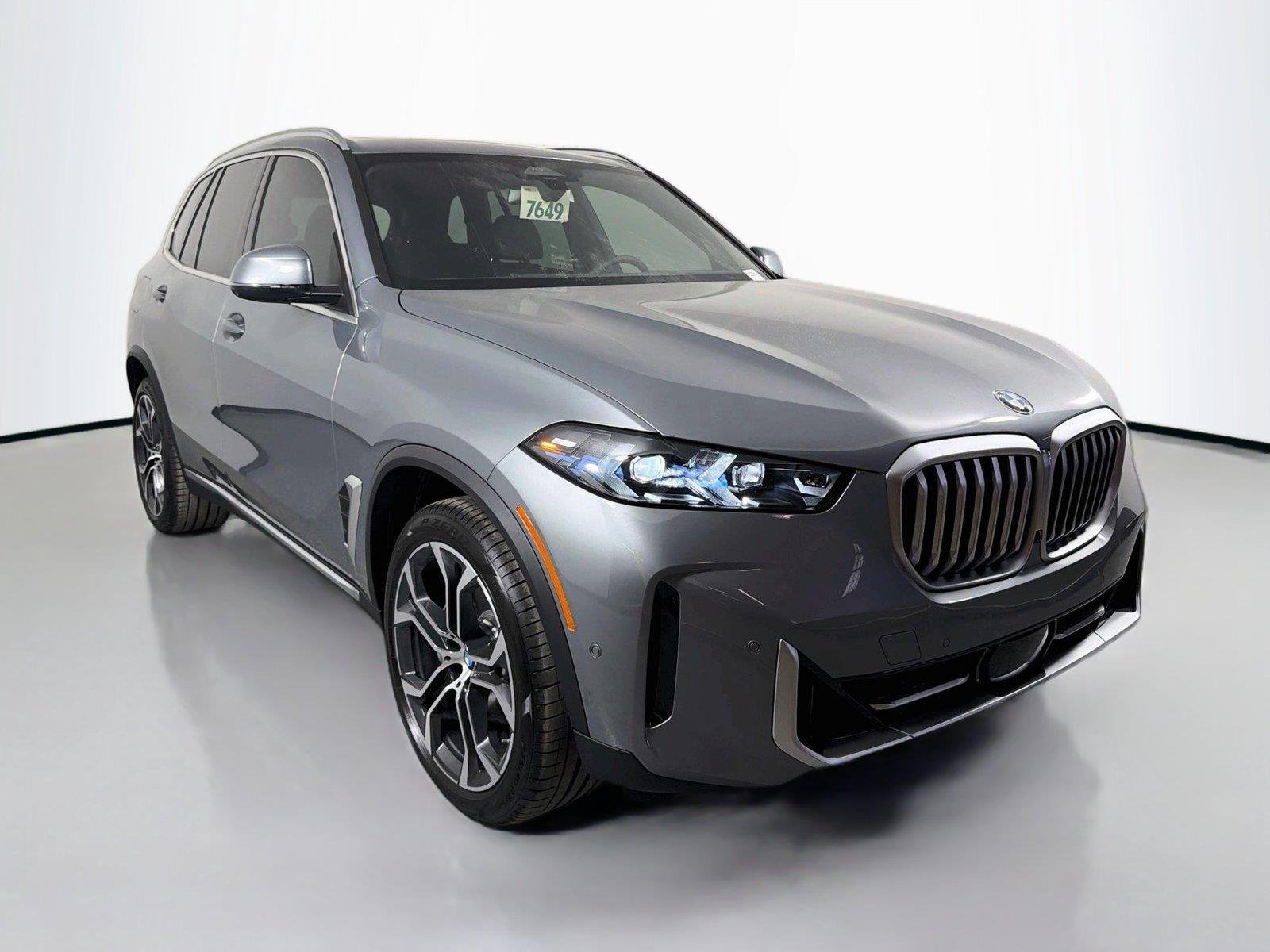 New 2026 Skyscraper Grey Metallic BMW sDrive40i image 3