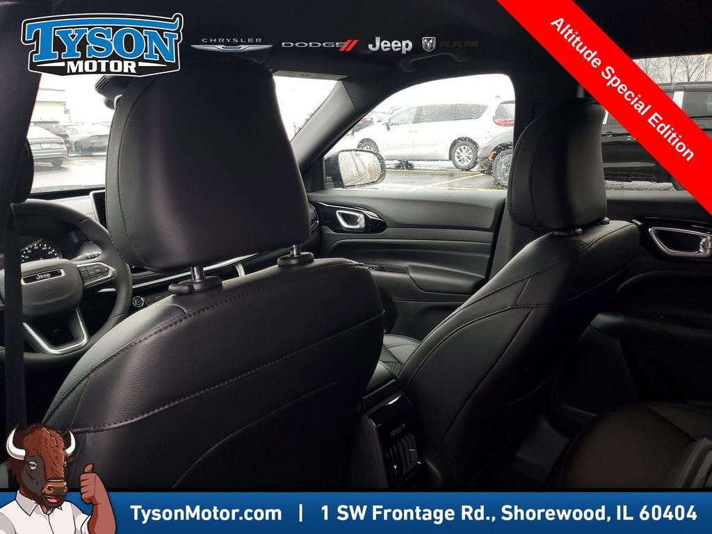 New 2026 Diamond Black Crystal Pearlcoat Jeep Latitude image 9