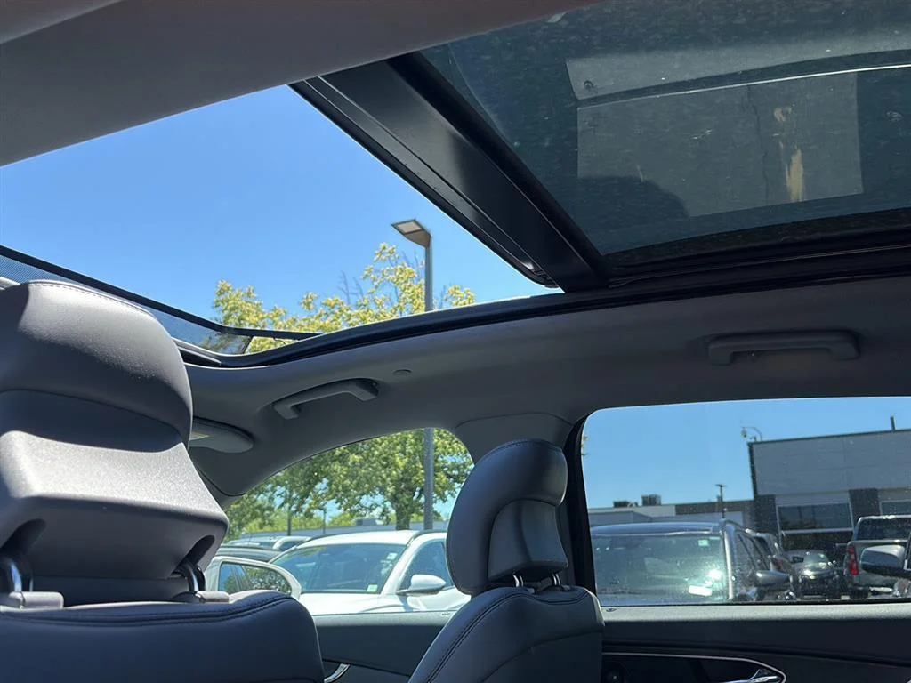Used 2019 White Platinum Tri-Coat Lincoln Reserve image 10