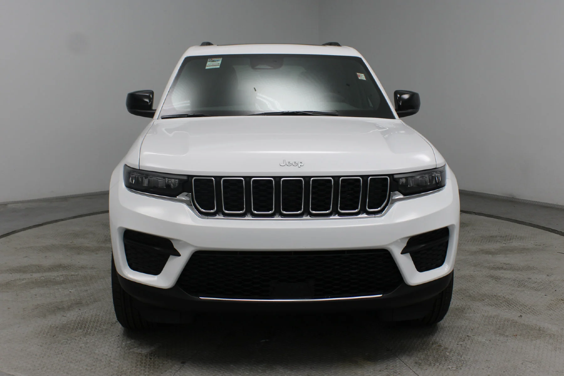 New 2025 Bright White Clear-Coat Exterior Paint Jeep Laredo  x 4x2 image 21