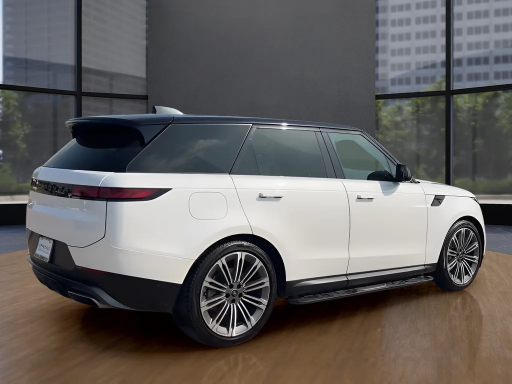 Used 2024 White Land Rover SE image 5