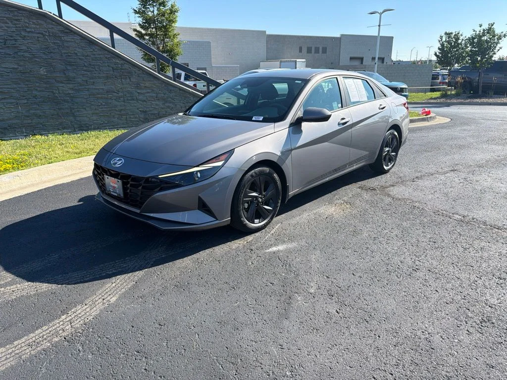 Used 2022 Silver Hyundai SEL image 3