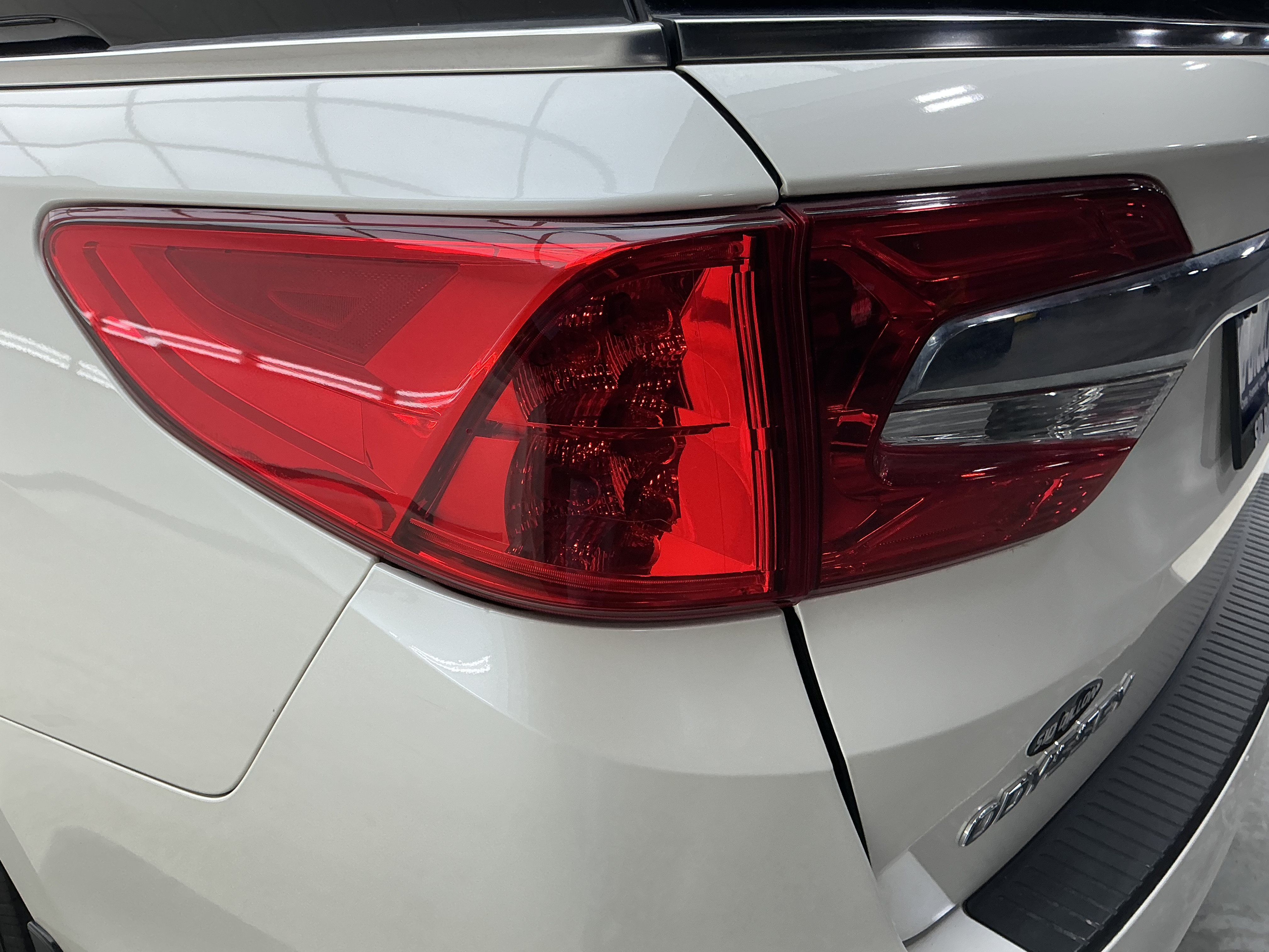 Used 2018 White Diamond Pearl Honda EX-L image 22