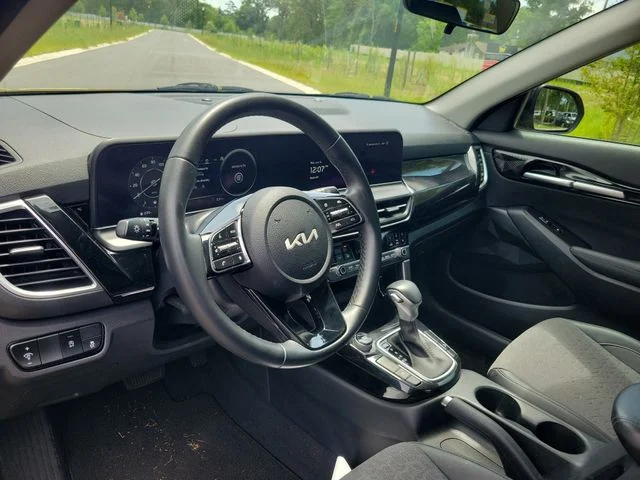 Used 2024 Green Kia S image 17