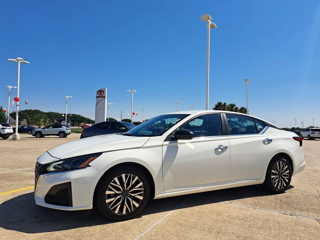 2025 Nissan Altima SV - Photo 9
