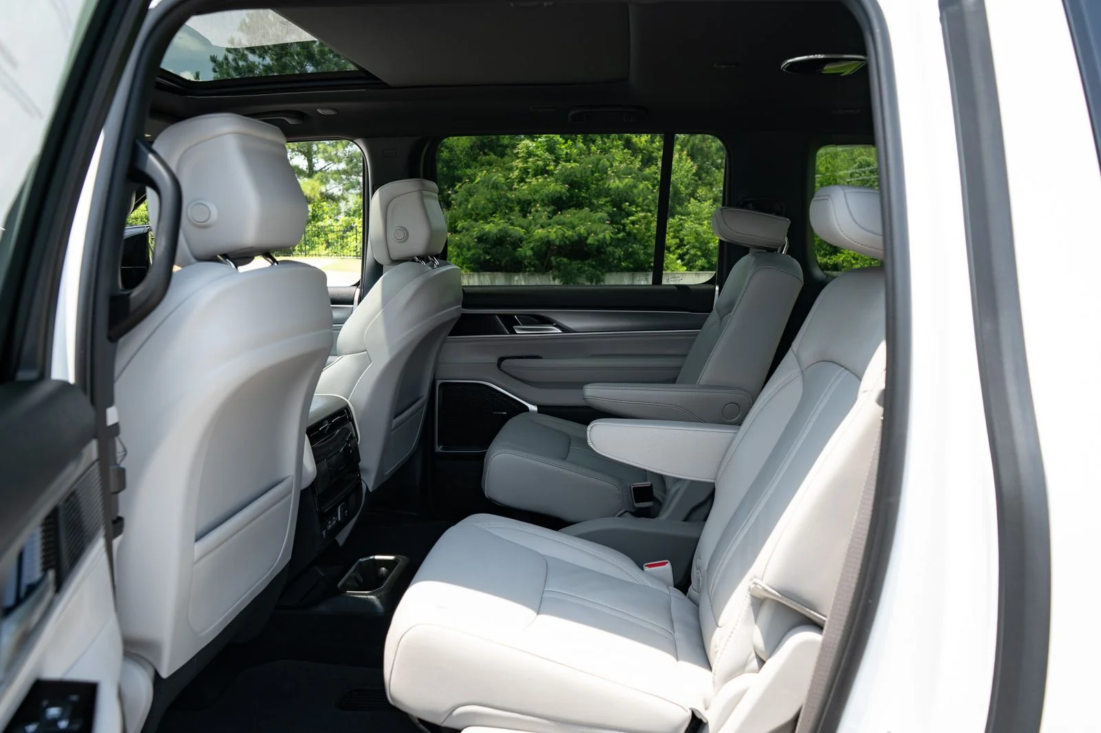 New 2026 Bright White Clear-Coat Exterior Paint Jeep  image 19