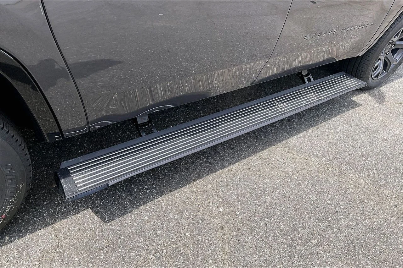 New 2026 Baltic-Gray Metallic Clear-Coat Exterior Paint Jeep Limited Altitude image 9