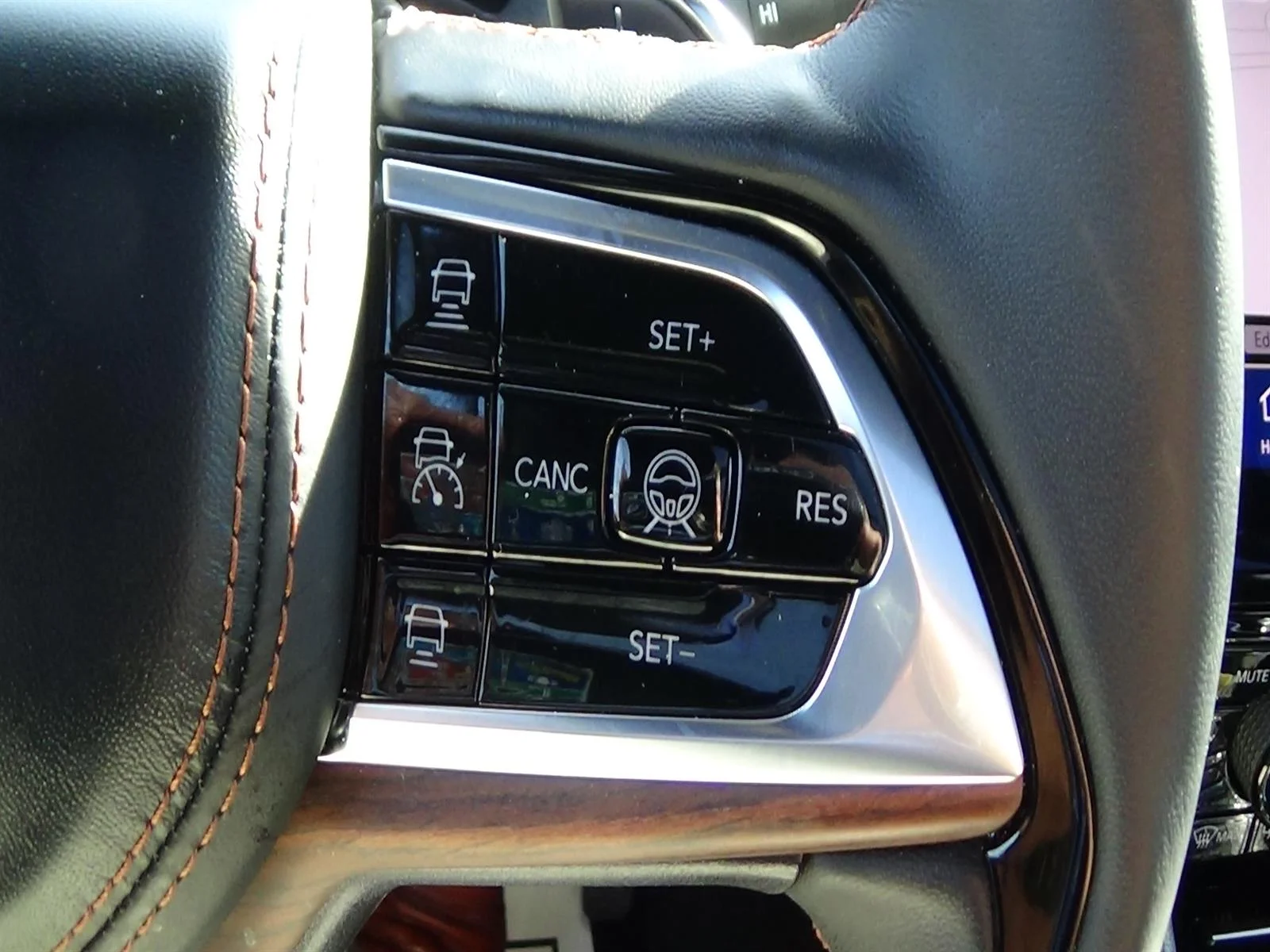 Used 2024 Rocky Mountain Pearl Coat (pfj) Jeep Summit image 24