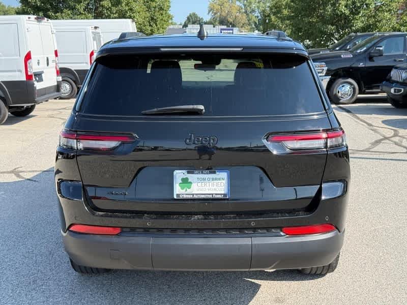 Used 2023 Diamond Black Crystal Pearlcoat Jeep Altitude image 4