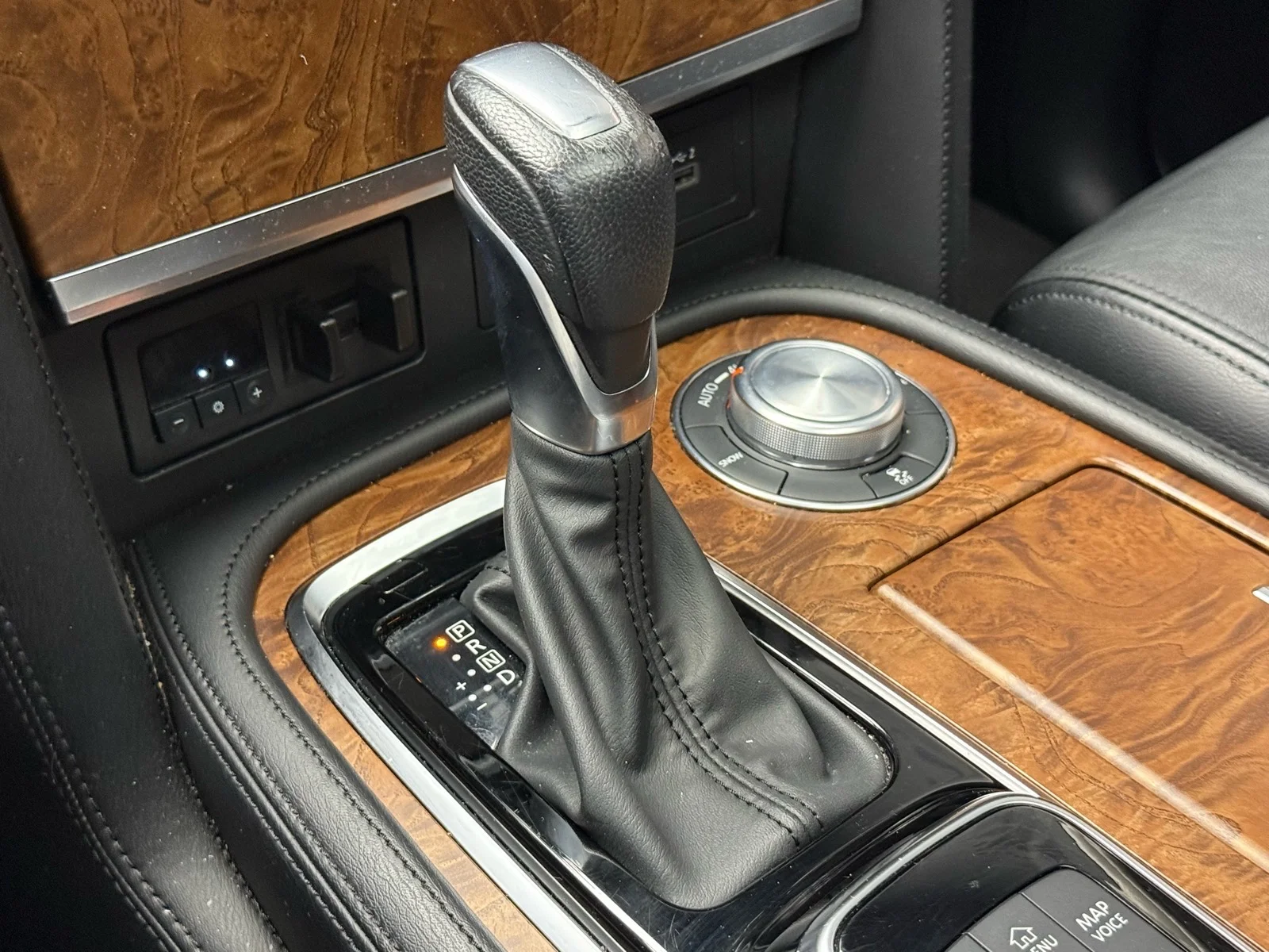 Used 2024 Super Black (kh3) Nissan SL image 19