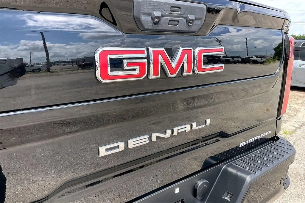 Used 2024 Onyx Black GMC Denali image 27