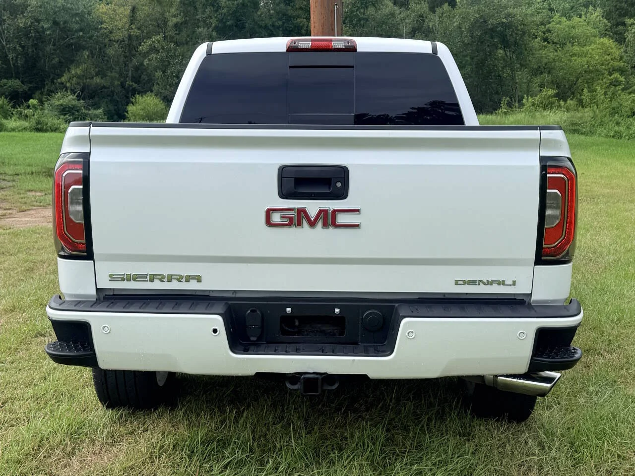 Used 2018 White GMC Denali 4x4 4dr Crew Cab 5.8 ft. SB image 4