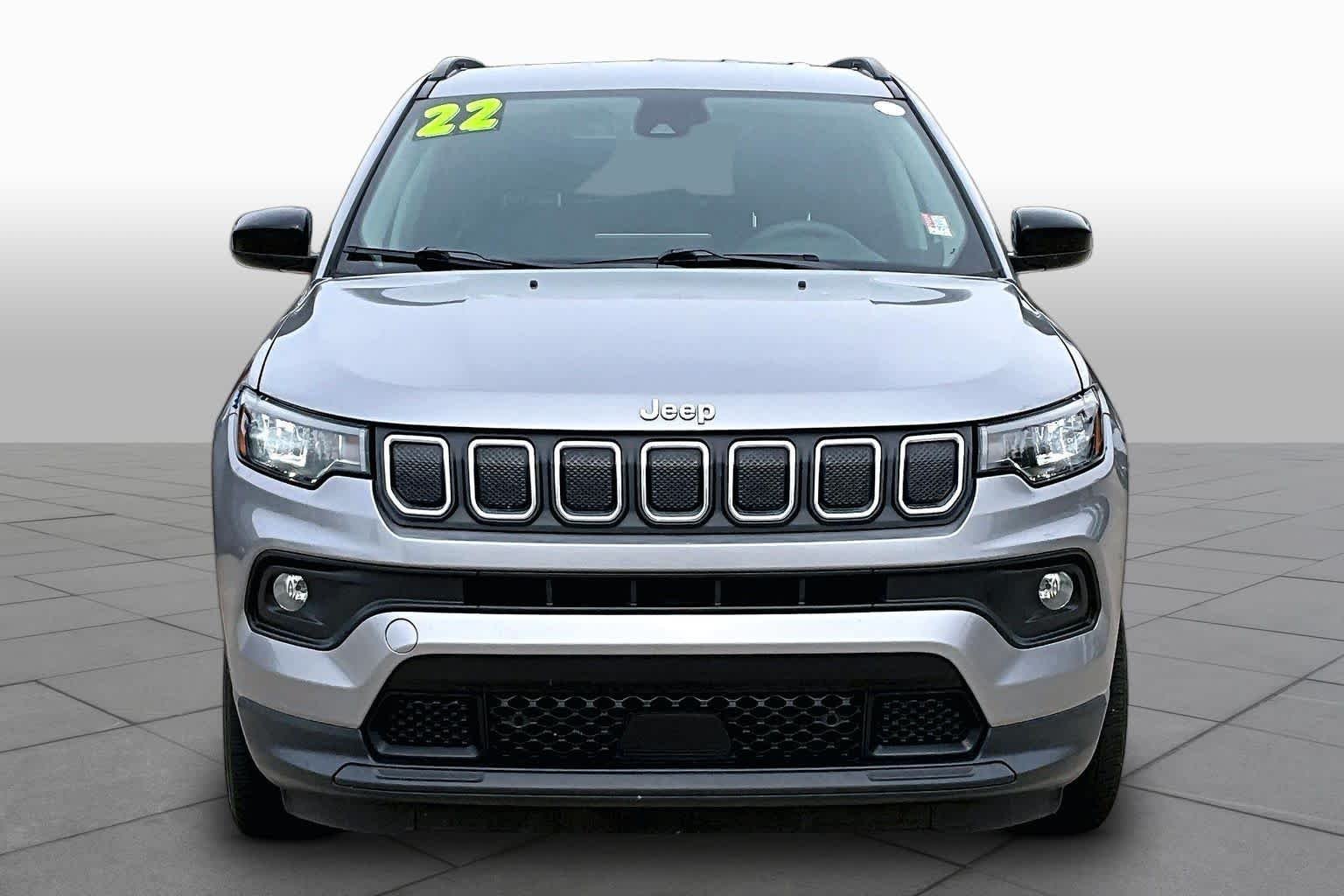 Used 2022 Billet Silver Metallic Clearcoat Jeep Latitude image 5